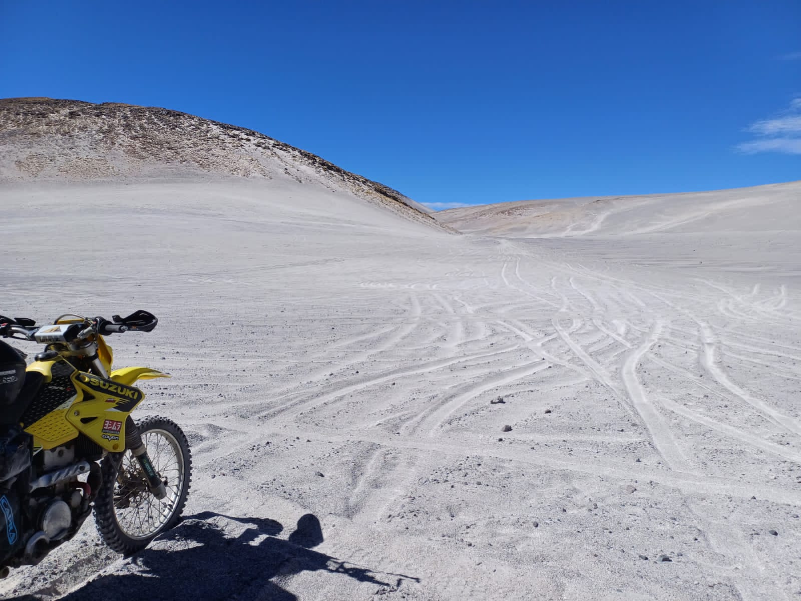 Moto On/Off riders moving along a gravel route