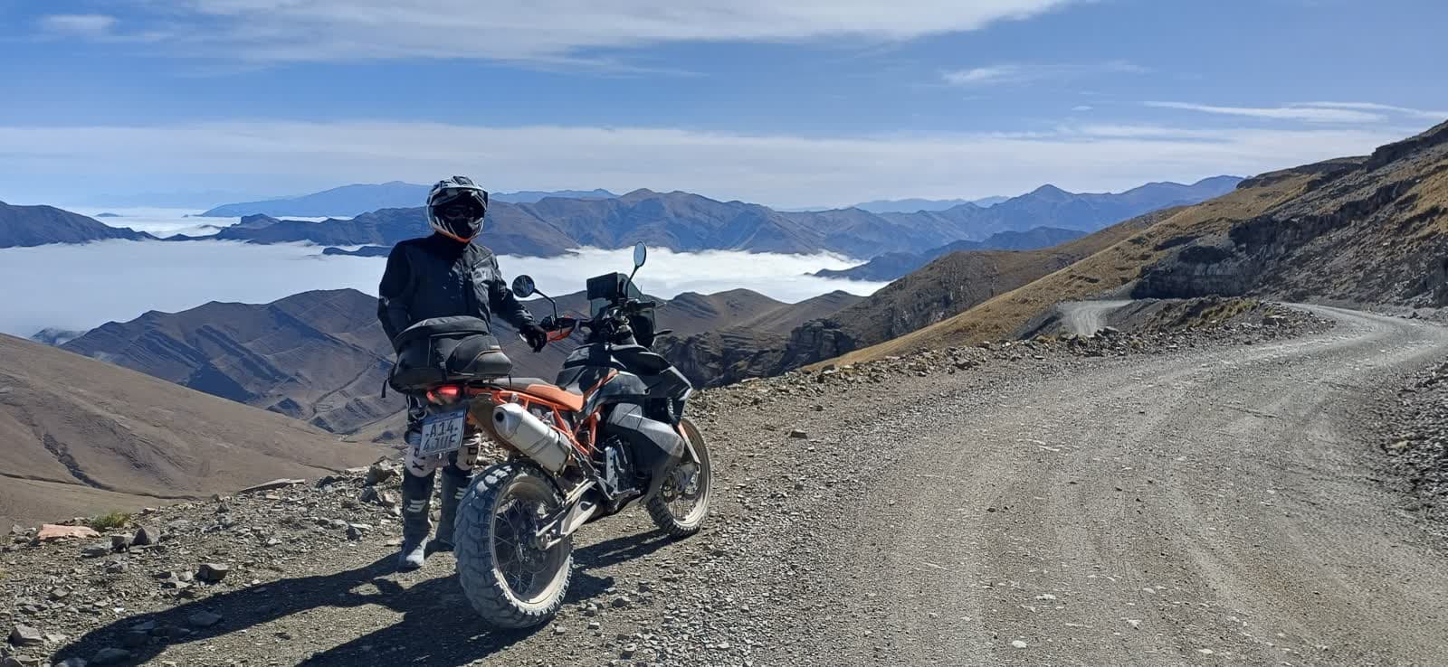 Rider de aventura junto da moto pronto para sair para a rota