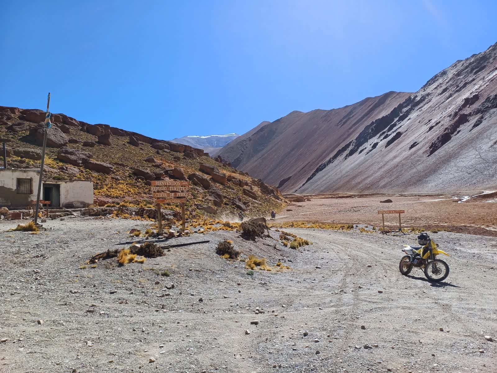 Moto de aventura cruzando o oeste argentino