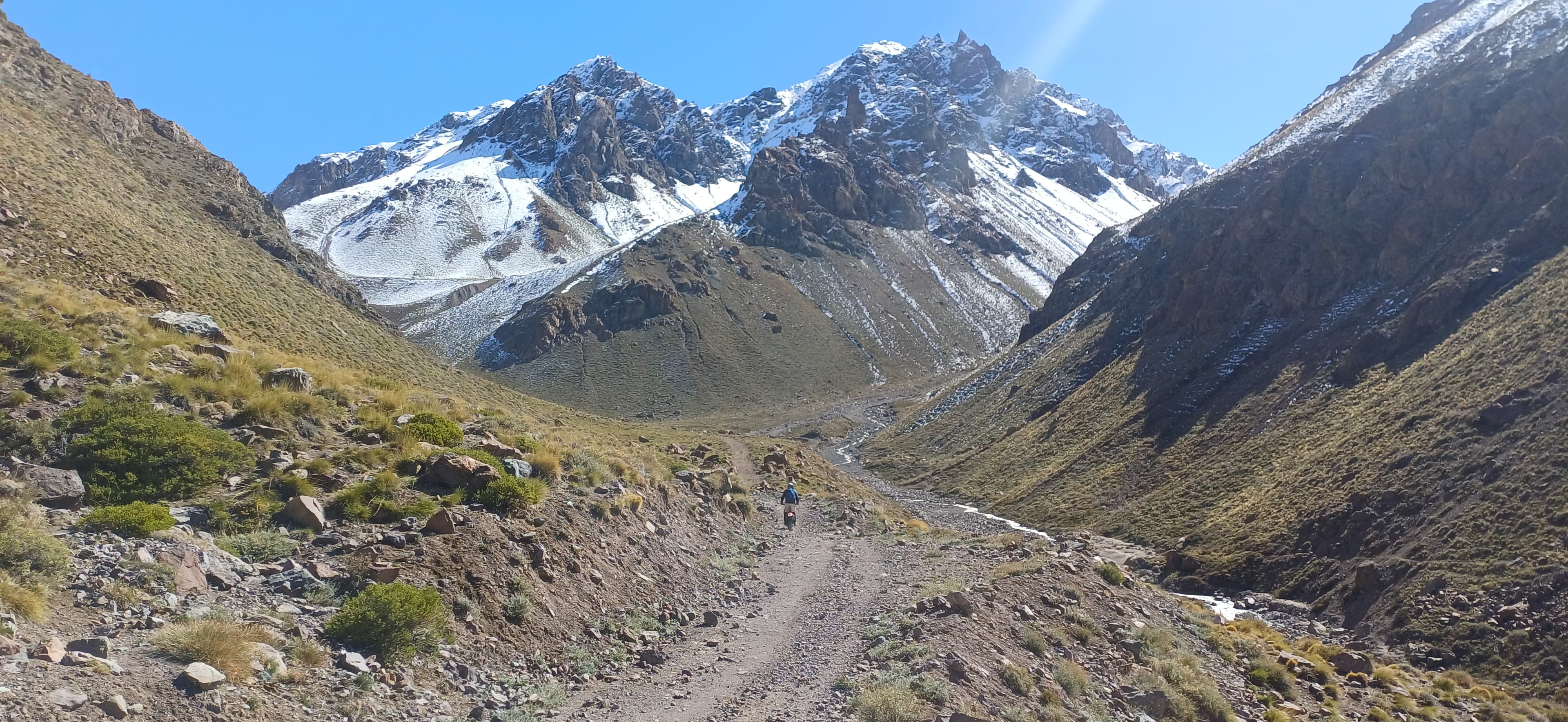High-altitude route in Mendoza and San Juan with hills in the background.