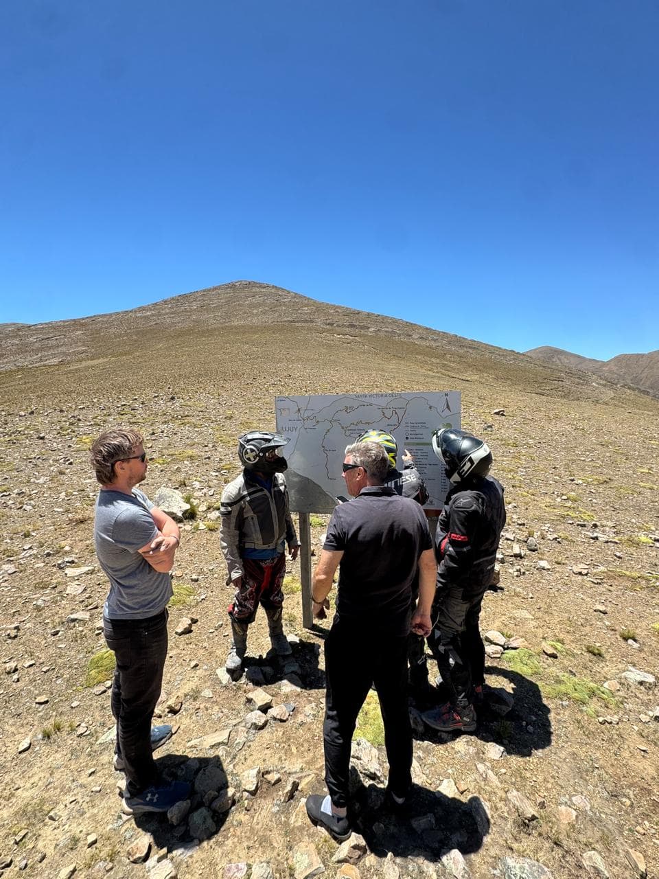 Moto carregada avançando entre cerros de Salta durante um teste de caminho.