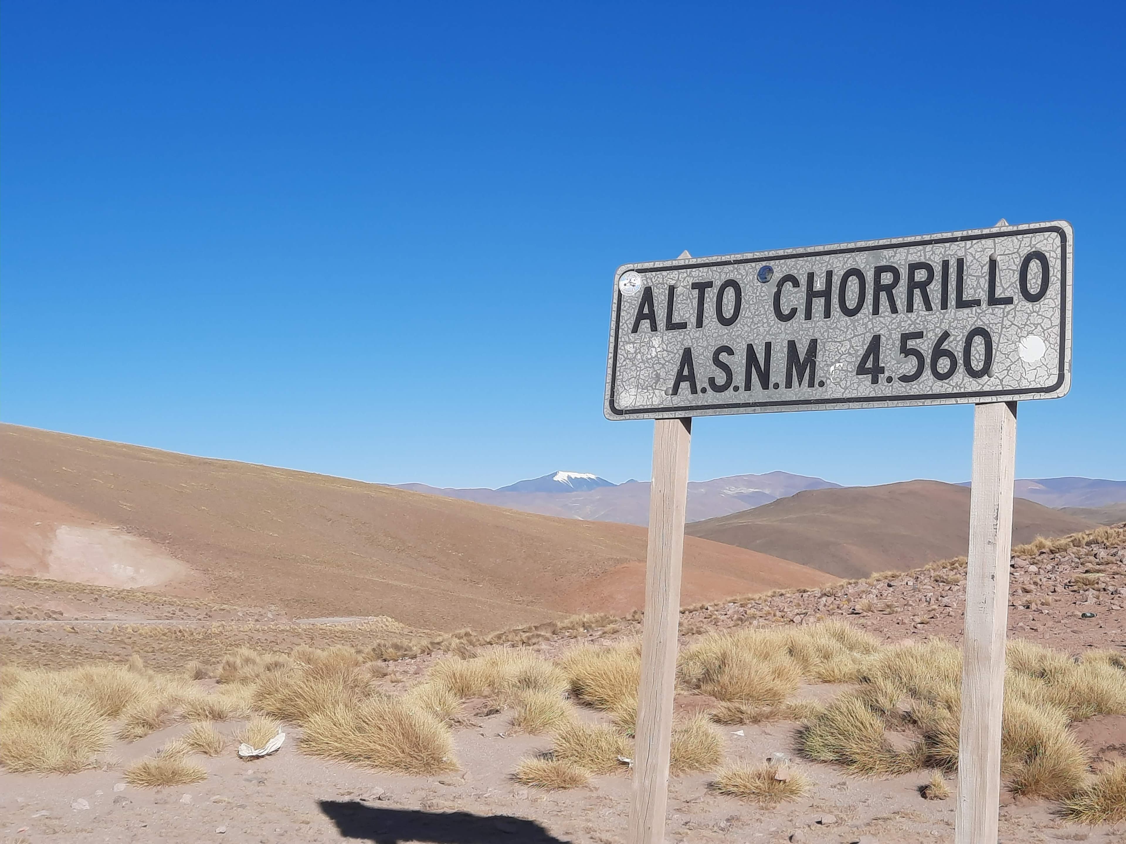 Caminho de alta montanha percorrido de moto