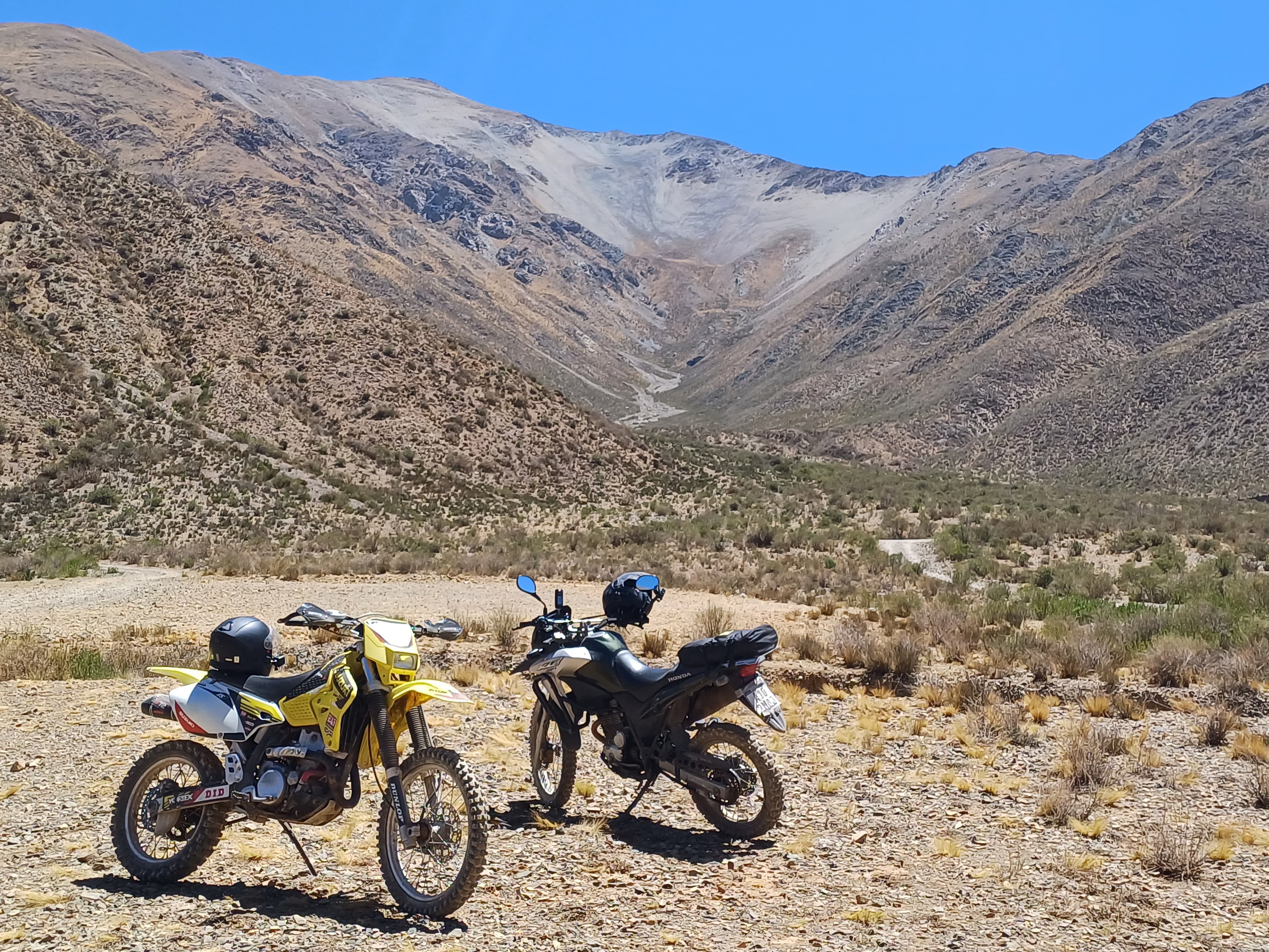 Moto cruzando caminhos de montanha entre Mendoza e La Rioja
