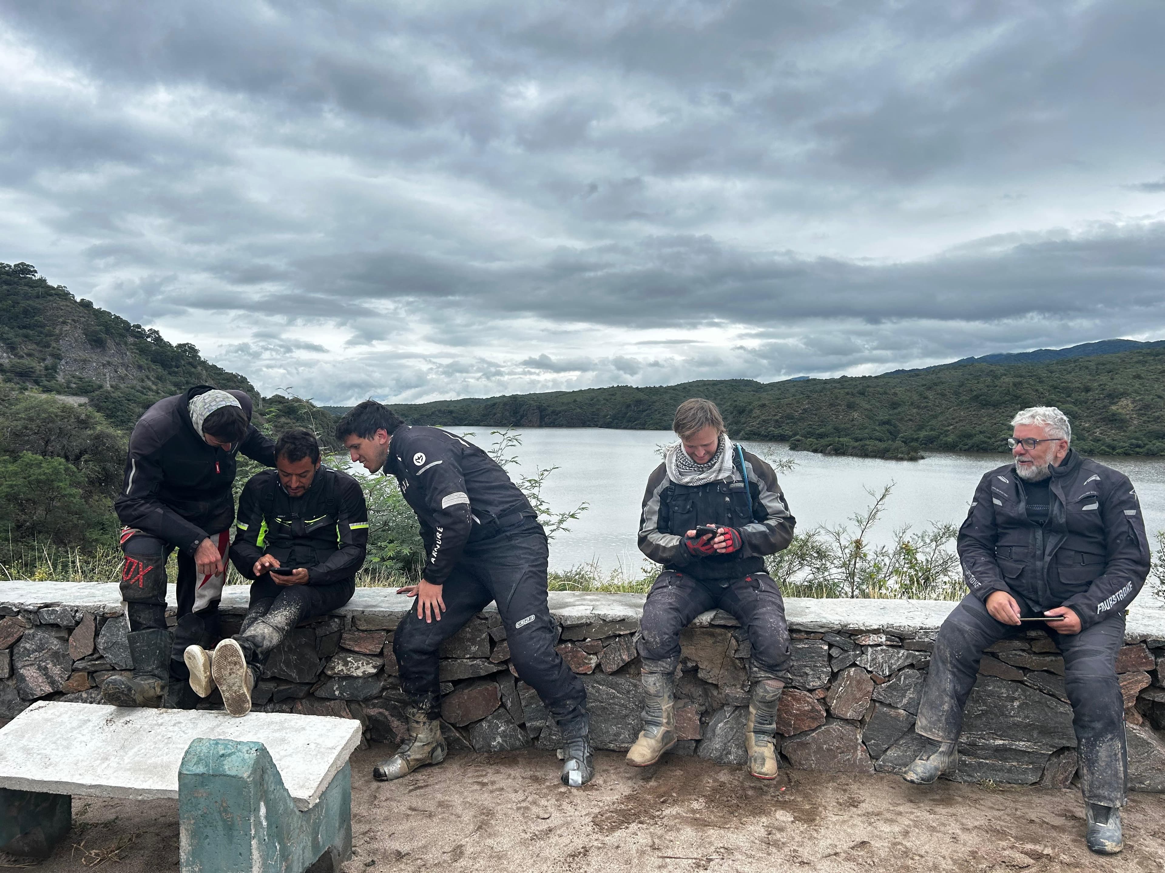 Rider em uma jornada longa de montanha