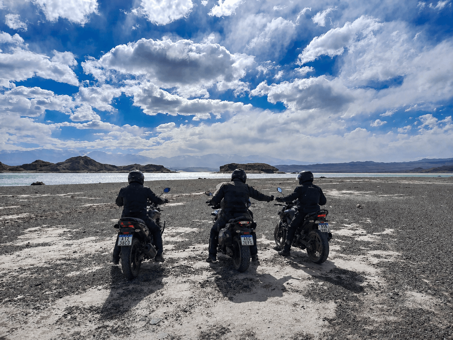 Riders avançando por planícies de ripio em Gigantes do Oeste