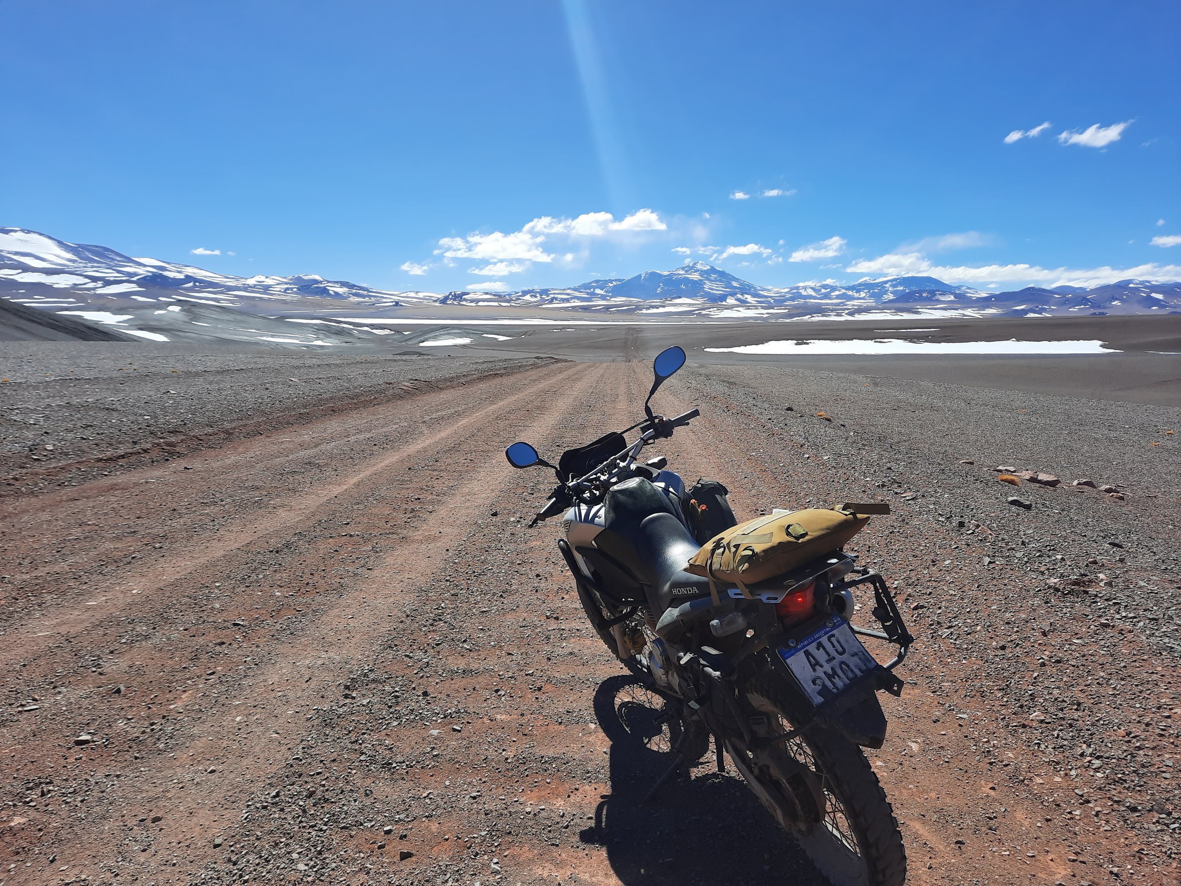 Moto em caminho aberto rumo à Laguna Brava