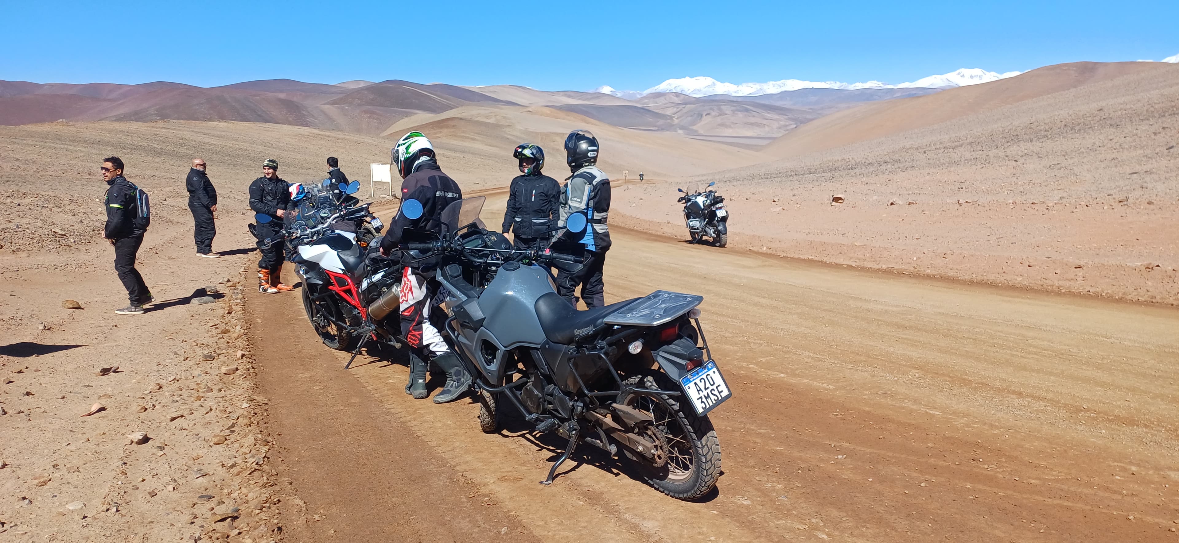 Grupo de motos parado em um caminho de montanha do oeste argentino