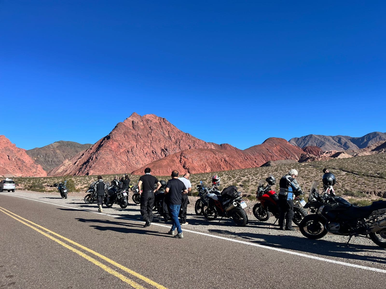 Paisagem de cordilheira atravessada de moto