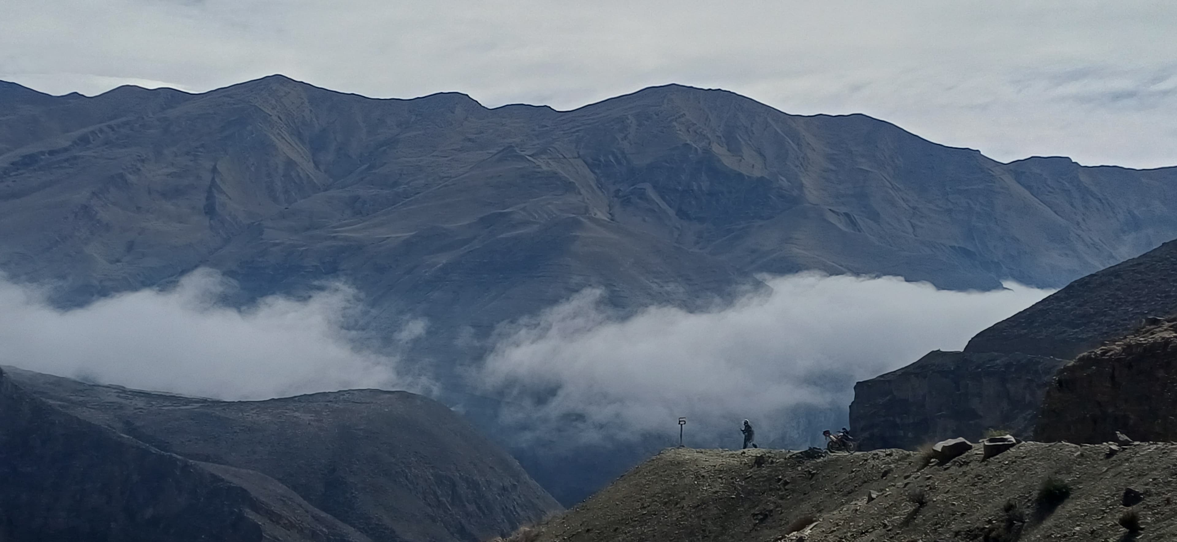 Caminho aberto entre vales do norte argentino