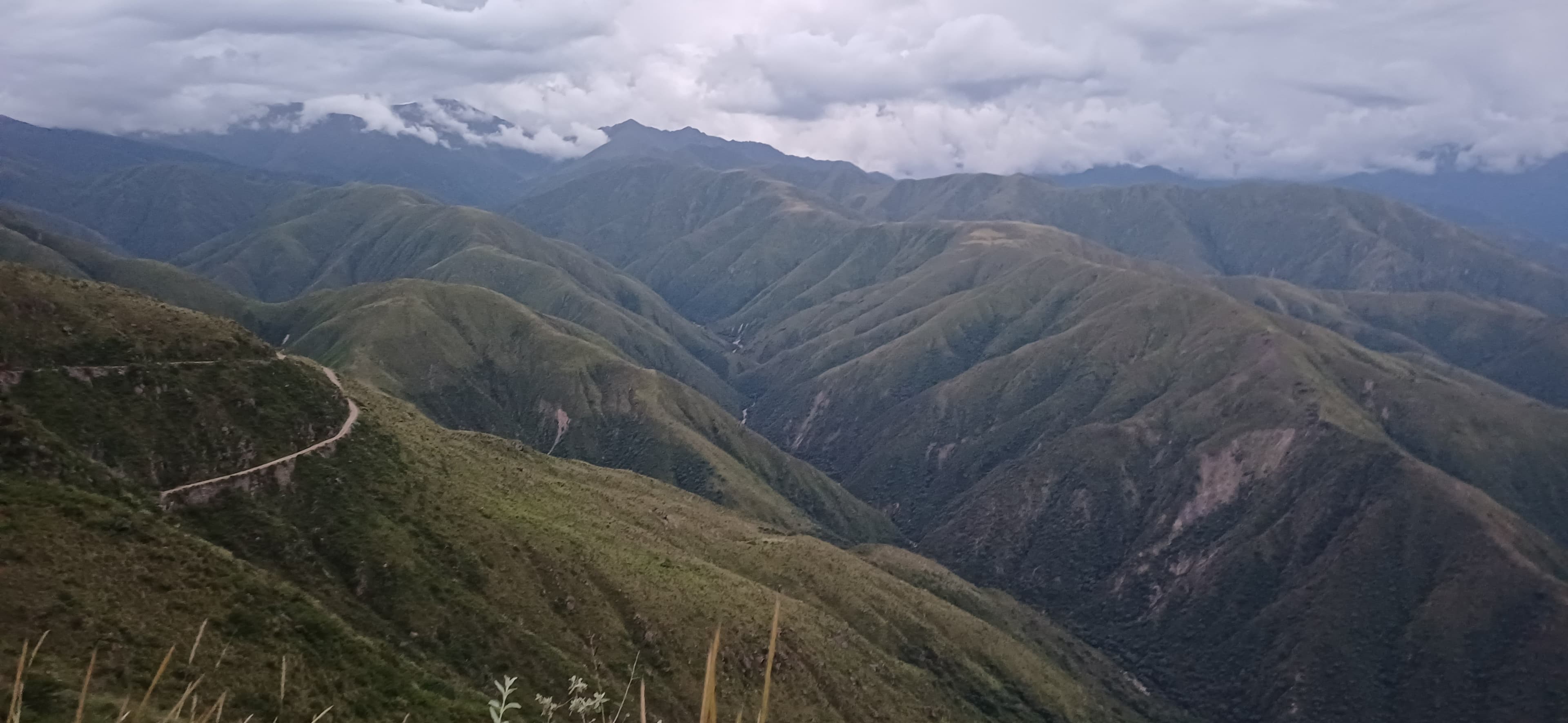 Traçado de montanha conquistado sobre a puna