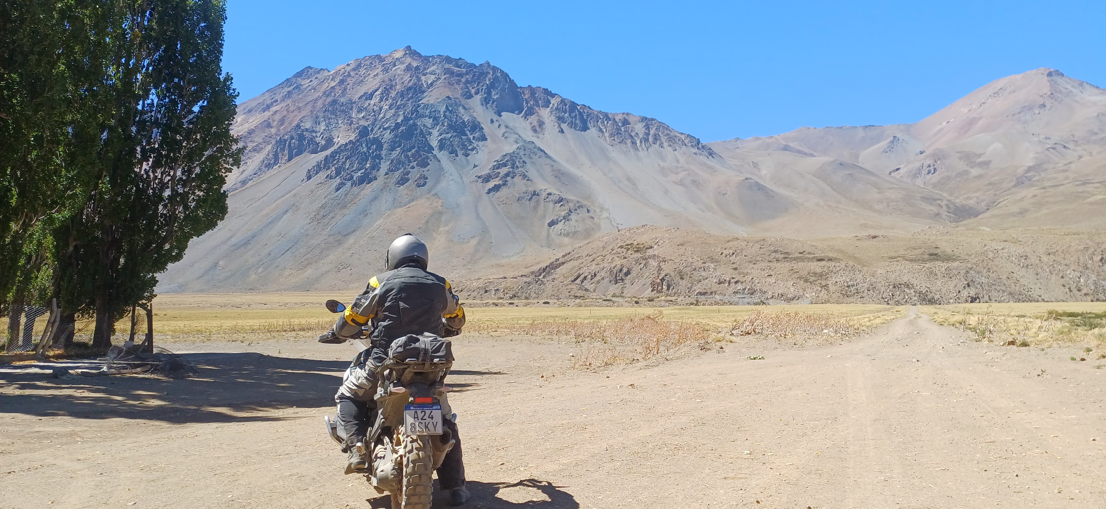 Moto avançando por caminhos de Salta e Jujuy