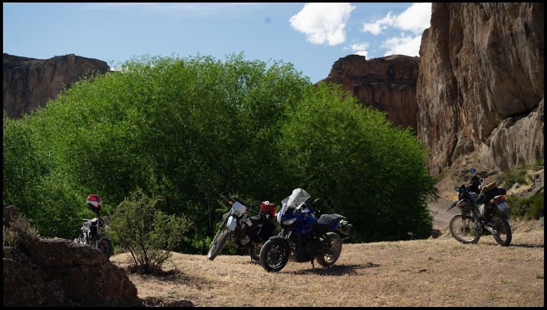 Rider enfrentando curvas de altitude no norte